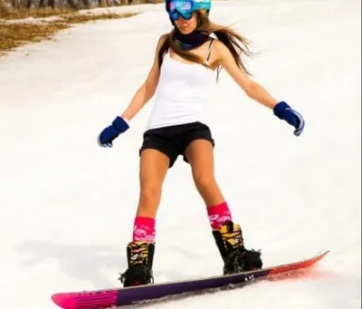 На сноуборде в шортах и майке на Шерегеше