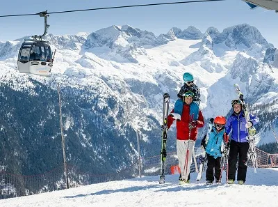 Семья на горнолыжном курорте