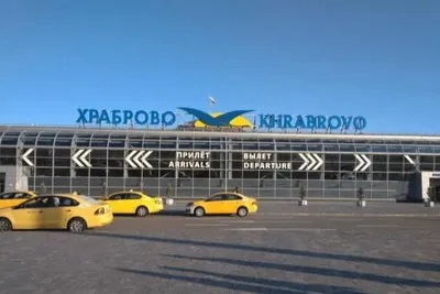Удобные указатели для входа в международный аэропорт Храброво.