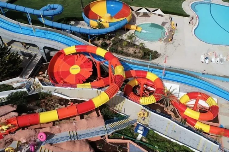 Большой аттракцион в парке Slide Splash