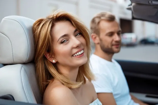 Девушка едет на персональном трансфере из аэропорта Линате Милан LIN