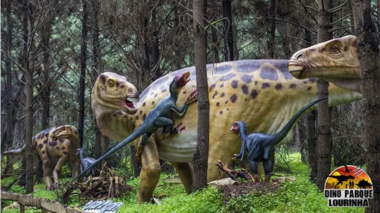 Фигуры динозавров в Dino Parque, округ Лиссабон