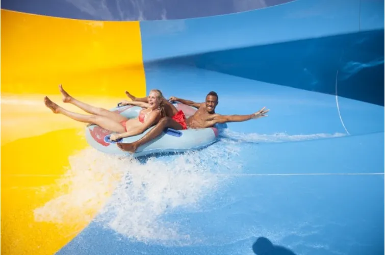 Спуск на аттракционе в аквапарке Slide Splash